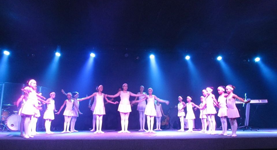 foto de meninas do instituto em uma apresentação de baile